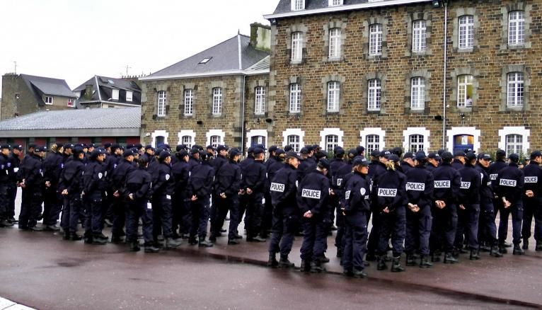 L'incorporation de la 246e promotion d'élèves gardiens de la paix à l'école de police de Saint-Malo comprend une cérémonie des couleurs.