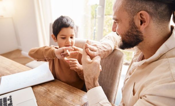 En France, il y a cinq masters pour devenir interprète en langue des signes.