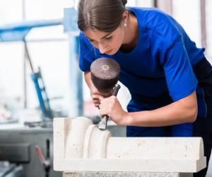 La gravure sur pierre est un art exercé dans la région normande.