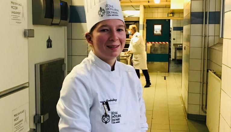 Malgré la crise sanitaire et économique, Ombeline 19 ans a pu trouver un employeur pour préparer son CAP Pâtisserie au CFA Mederic à Paris