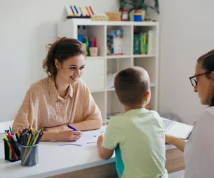 Le psychologue de l'Éducation nationale accompagne les élèves dans leur orientation et leur bien-être scolaire.