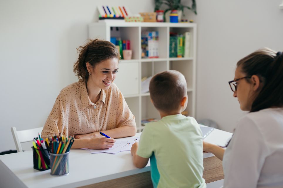 Le psychologue de l'Éducation nationale accompagne les élèves dans leur orientation et leur bien-être scolaire.