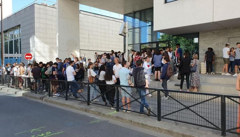 Devant le lycée Jacques Prévert, à Boulogne-Billancourt, quelques minutes avant l'affichage des résultats du bac.