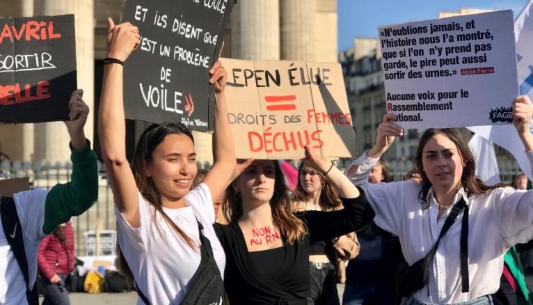 Des centaines d'étudiants appellent à faire barrage à Marine Le Pen dans les urnes.