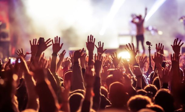 Accueillir un festival permet de dynamiser une ville et de permettre aux étudiants d'assister à des concerts, parfois à tarif préférentiel.