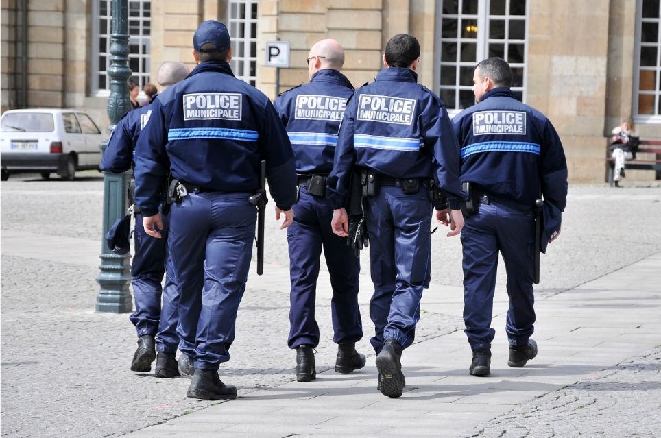 Un agent de police municipale veille au maintien de l'ordre public, à la sécurité des citoyens et à l'application des règlements municipaux.