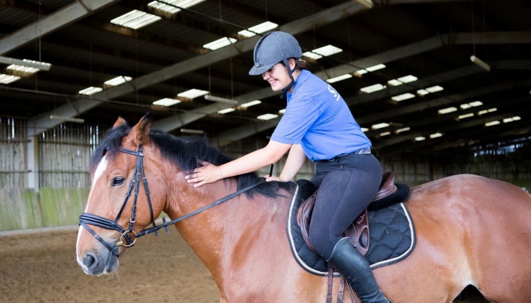 Sarah, monitrice d'équitation // © Thomas Louapre/Divergence pour l'Etudiant