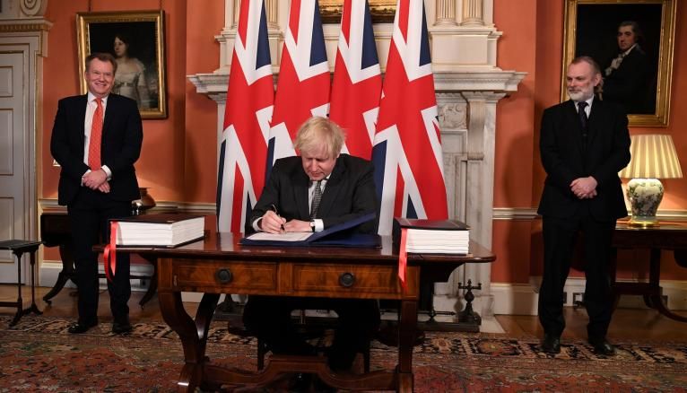 Le Premier ministre britannique, Boris Johnson, lors de la signature de l'accord commercial avec l'Union européenne, le 30 décembre 2020.