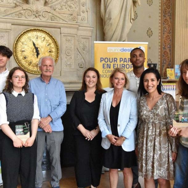 Les lauréats du concours de BD "Je dessine mon Europe verte" avec le photographe et parrain de l'événement, Yann Arthus-Bertrand, la secrétaire d'État à la Jeunesse, Sarah El Haïry et la présidente du CIDJ, Brigitte Bourguignon.