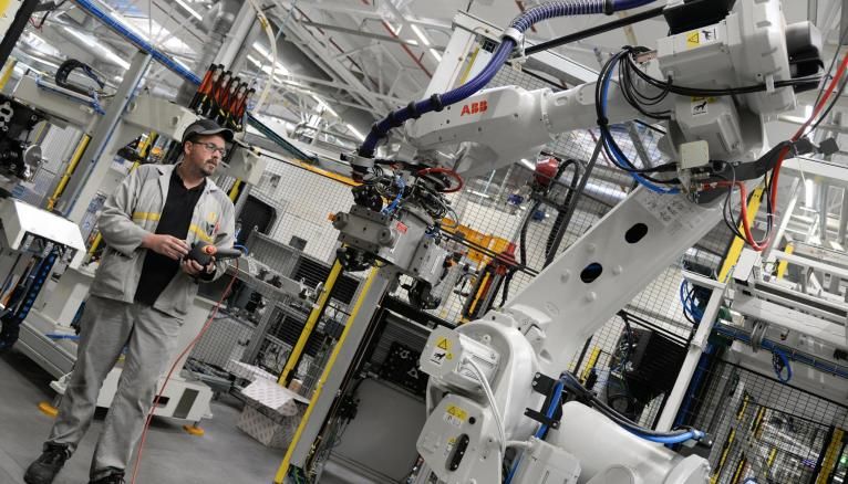 Yohann, technicien-mécanicien chez Renault, intervient sur des robots industriels.
