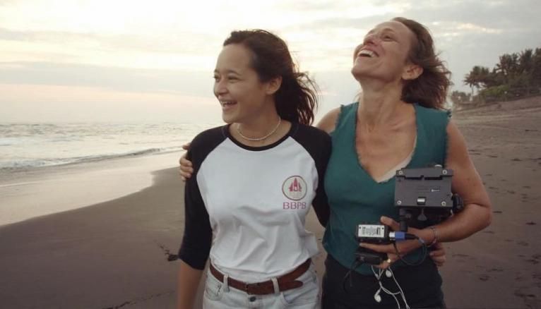 Mélati Wijsen (à gauche) avec la réalisatrice Flore Vasseur. Depuis l'âge de 12 ans, Mélati lutte contre la pollution plastique.