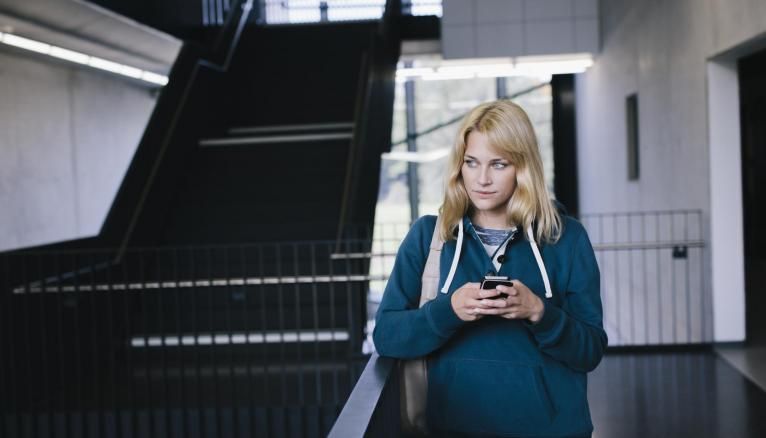 Portable smartphone fille escalier cours