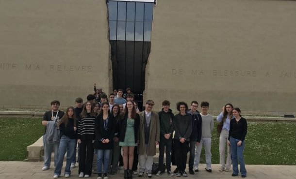 Les lycéens devant le Mémorial de Caen.