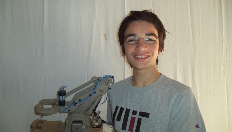 Eliott Sarrey, finaliste de la Google Science Fair, avec son robot-jardinier piloté depuis un smartphone.
