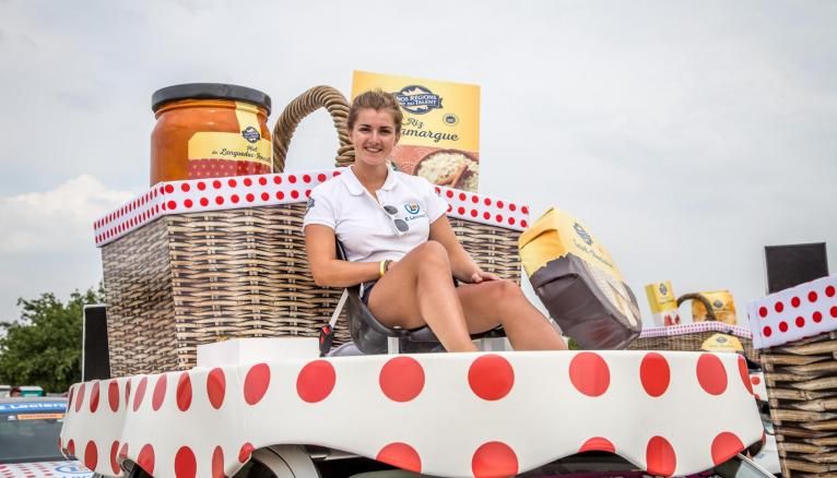 Morgane étudiante en M2 en école de commerce distribue des échantillons de produits Leclerc sur le Tour de France 2019.