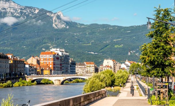 Grenoble se démarque avec ses nombreuses voies cyclables et un ralentissement de l’artificialisation des sols.
