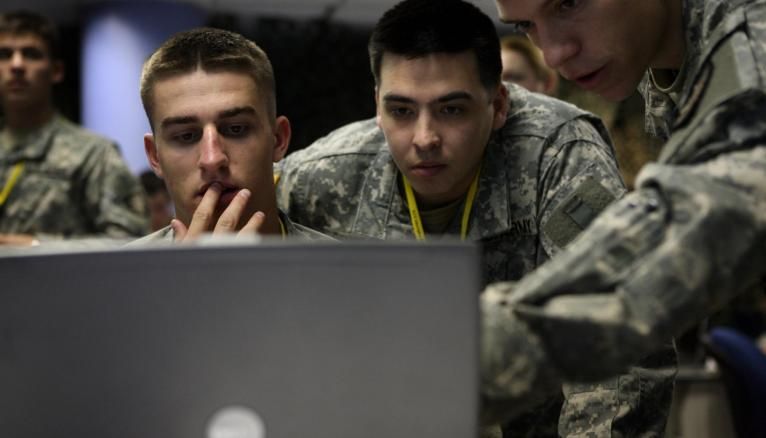 Aux Etats-unis, les formations dans l'armée préparent depuis plusieurs années à la "cyberguerre".