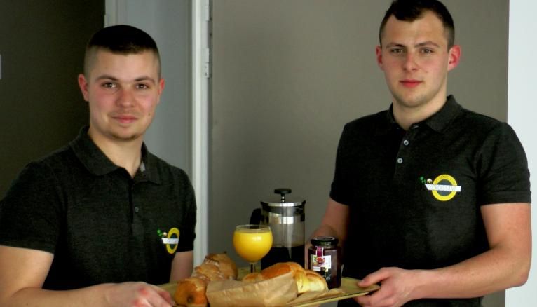 Antonin (à droite) et son ami Paul ont fort à faire en avril entre les examens de fin d'année, la préparation du concours Passerelle 2 et la création de leur start-up.