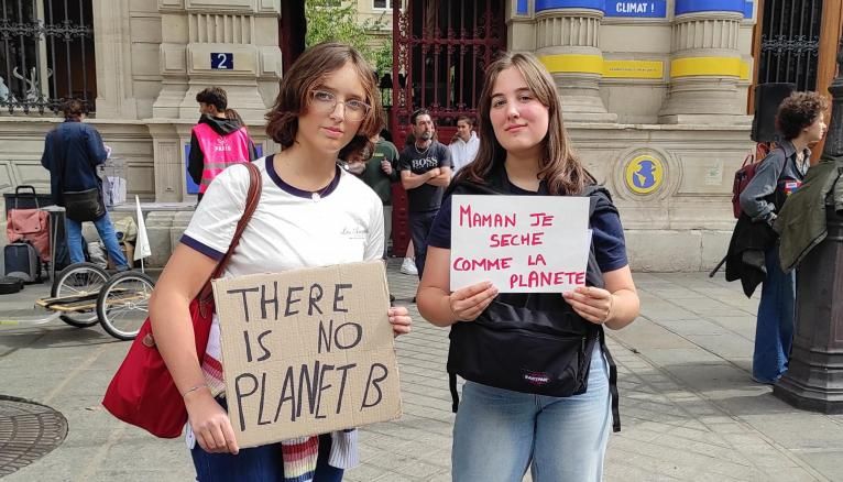 Lucie et Clémence, en seconde au lycée franco-allemand de Buc, faisaient grève pour le climat à Paris, vendredi 23 septembre 2022.