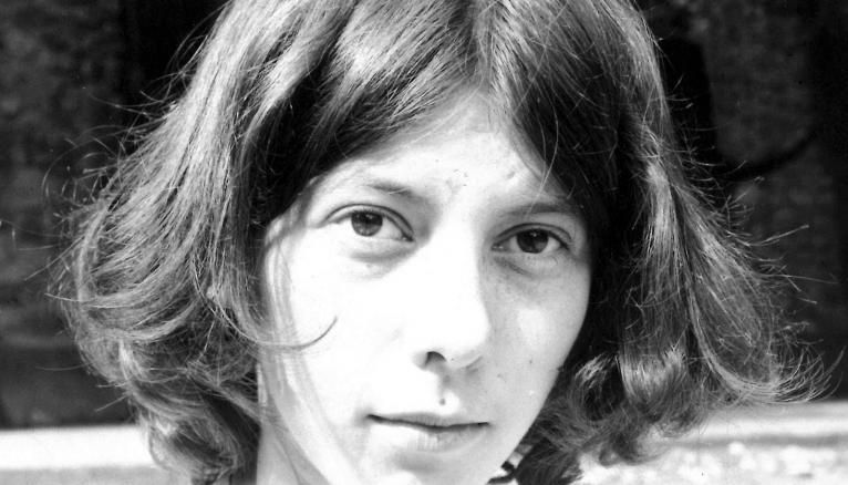 Ici, en 1977, elle a 16 ans. Élève au lycée Joffre de Montpellier, elle aime les maths et la géométrie, et sent aussi qu’elle souhaite s’orienter vers un métier artistique.