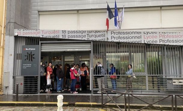 Devant le lycée Turquetil, les élèves s'abritent en attendant le début de l'épreuve.