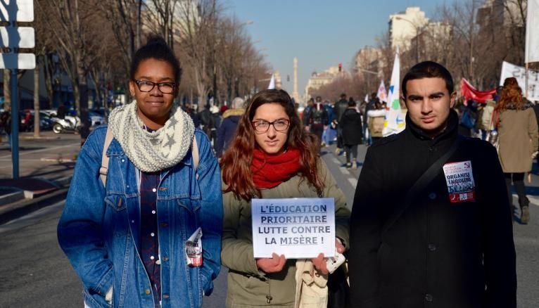 Karima, Kenza et Ismael, en terminale L à Marseille, manifestent pour le maintien de leur lycée en ZEP.