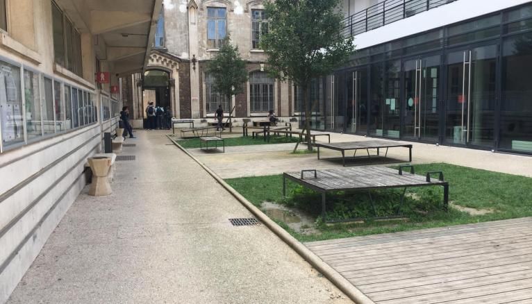 Quelques étudiants s'attardent dans la cour centrale de l'UFR de Staps de Paris Descartes avant de partir rejoindre l'amphi pour deux heures de cours magistral