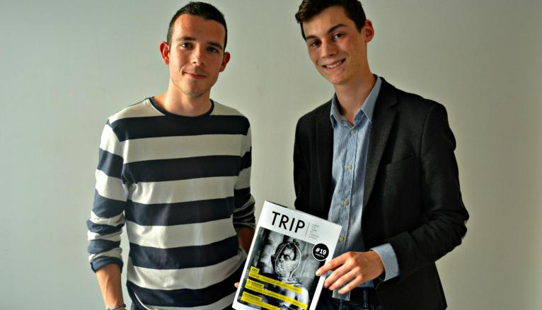 Julien Toublanc (à gauche) et Jules Plat (à droite), 18 ans, animent une rédaction d'une trentaine de jeunes de 16 à 20 ans.