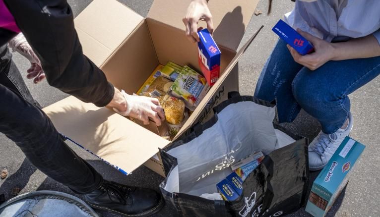 Distribuer de l’aide alimentaire a été la priorité dans la plupart des villes étudiantes.