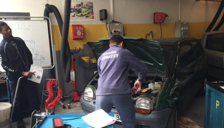 Les élèves peuvent être amenés à réparer des voitures clients