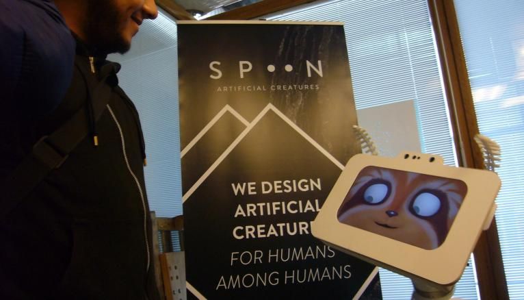 Spoony est un robot articulé fait pour interagir avec les êtres humains.