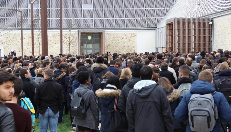 Une minute de silence a été observée à la maison de l'étudiant de l'universite Paris-Est Marne-La-Vallee, le 16 novembre 2015