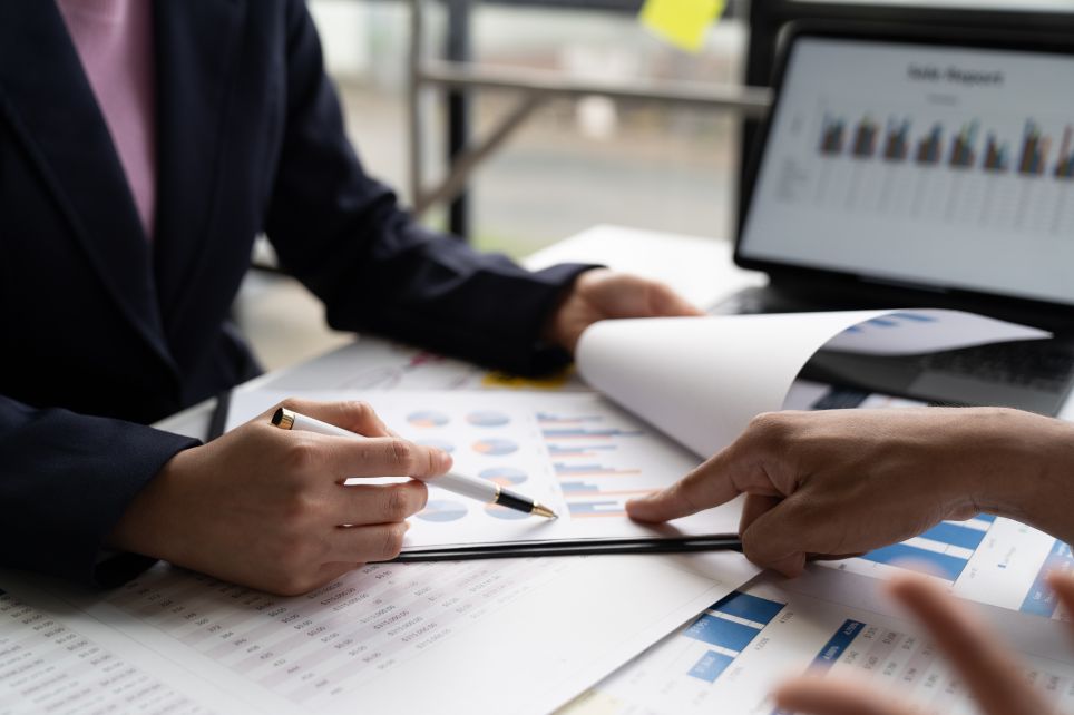 L’attaché commercial développe le portefeuille clients d’une entreprise en prospectant, négociant et fidélisant des partenaires commerciaux.