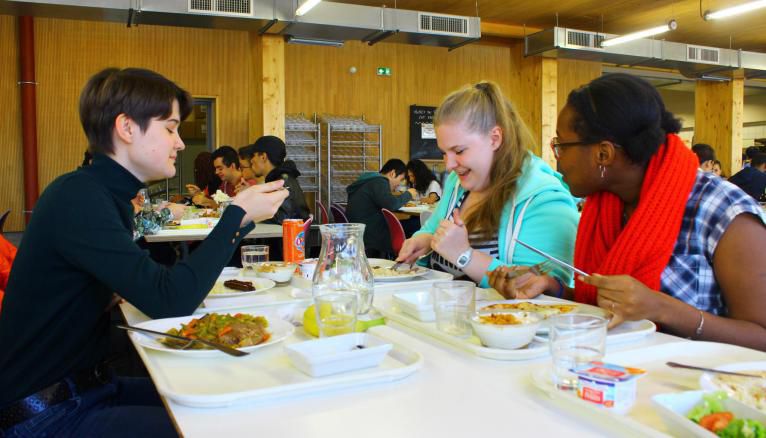 Ces étudiantes de Paris-Diderot mangent pour la première fois dans un restaurant universitaire.