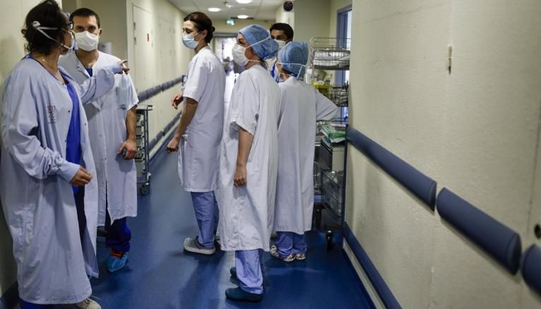 La crise sanitaire que traverse la France marquera les futurs médecins actuellement sur le front avec leurs aînés.