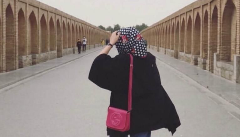 Mahsa* sur le pont Si-o-se-pol à Ispahan (Iran). Ce jour-là, elle s'est faite contrôlée par la police des mœurs à propos de son voile.
