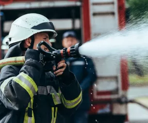 Un pompier aéronautique est spécialisé dans la gestion des incendies et des situations d'urgence sur les aéroports et autour des avions.