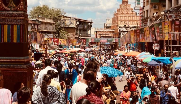 Une rue très fréquentée en Inde