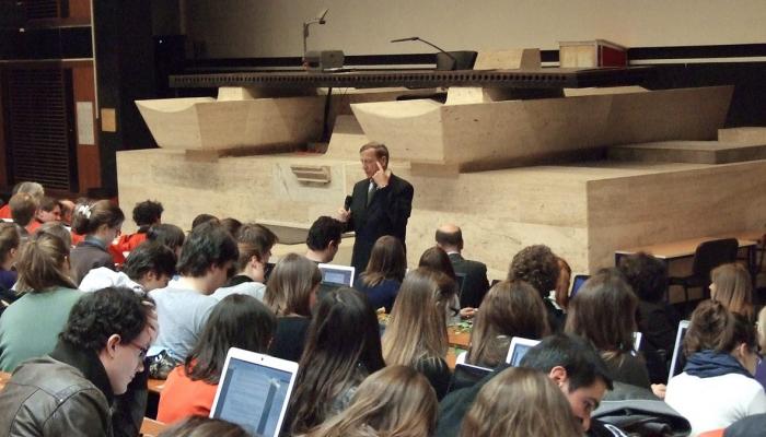 Cours en amphi à l'université Panthéon-Assas à Paris. En France, seuls 40 % des étudiants franchissent le cap de la première année de droit, le plus souvent par méconnaissance de ce qui les attend.