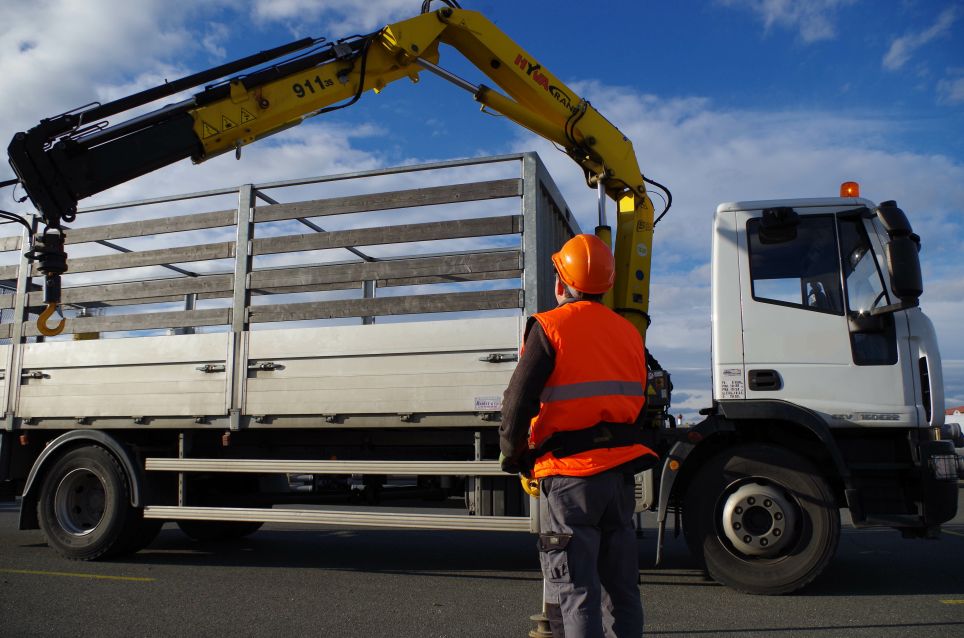 Un contrôleur des travaux publics supervise et vérifie la conformité des chantiers aux normes et réglementations.