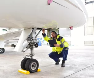 Un technicien aéronautique entretient et répare les avions.