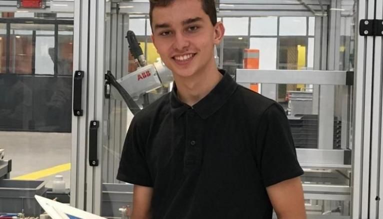 Tom, 17 ans, apprenti chez Michelin prépare à l'école Hall 32 son bac pro Maintenance des équipements industriels (MEI).