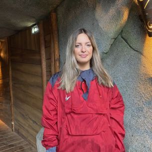 Jade, 19 ans, passe sa première saison au parc Astérix et occupe plusieurs postes.