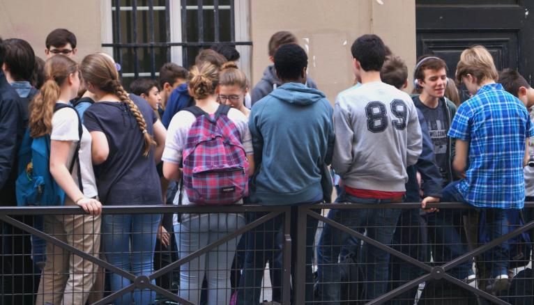Les élèves de troisième avant l'épreuve de français, jeudi 24 juin 2016, devant le collège Rocroy-Saint-Léon, à Paris.