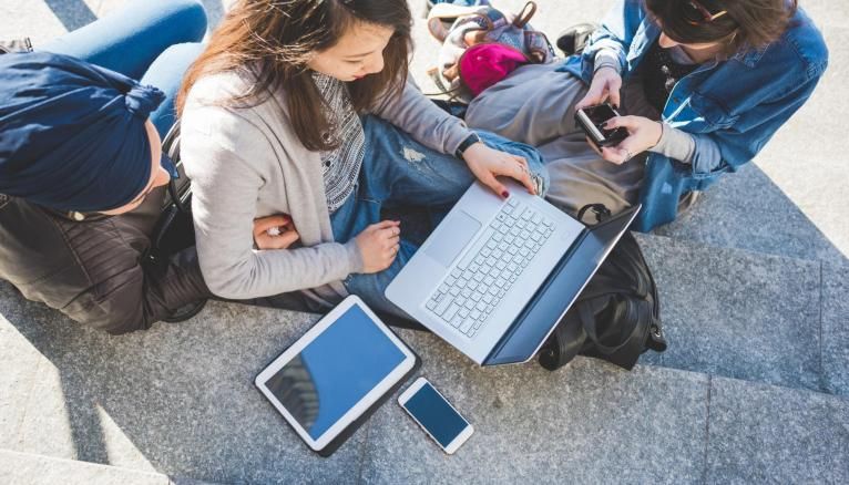 Adolescentes utilisants des ordinateurs, tablettes et téléphones intelligeants