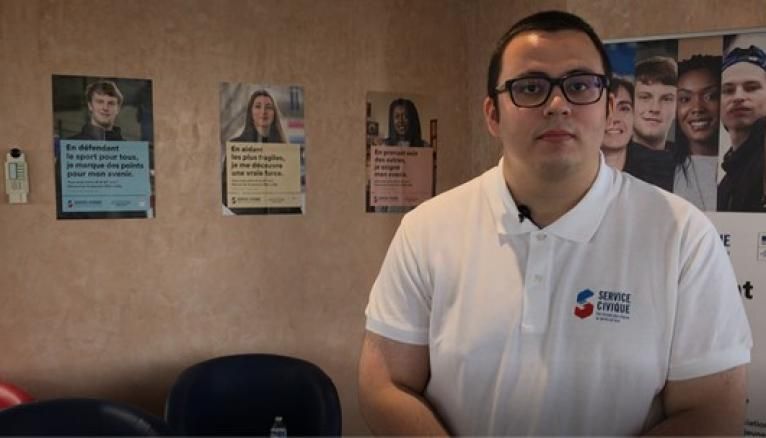 Enzo, 19 ans, boucle une mission de service civique pour la Croix rouge française : il a accueilli et rassuré les personnes dans un centre de vaccination.