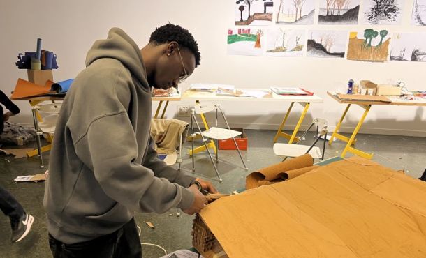 Les lycéens fabriquent et assemblent différents éléments de leur construction.