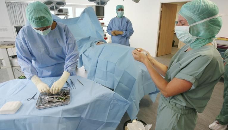 L'infirmier de bloc opératoire suit une formation de 18 mois pour se spécialiser.