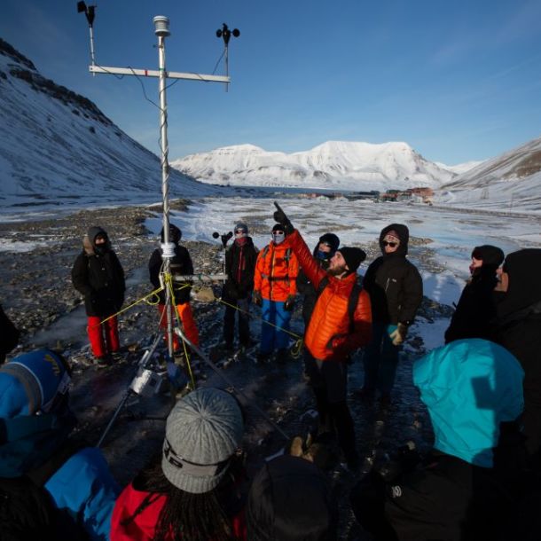 Les collégiens lors d'une visite à la station météo à Longyearbyen.