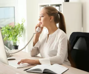 Un secrétaire de rédaction coordonne la mise en forme, la relecture et la cohérence des contenus avant leur publication dans un média.